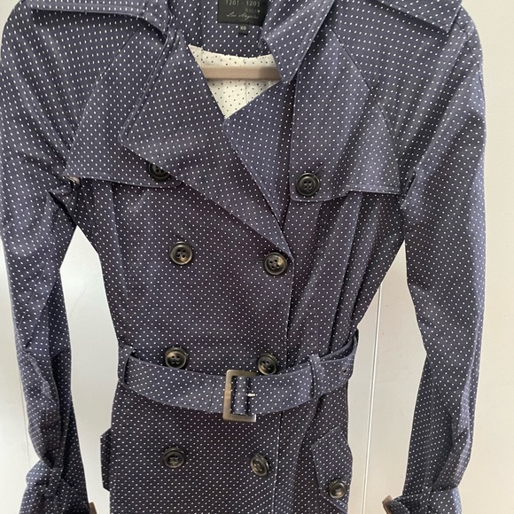 Guess trench coat. Not waterproof. Worn a few times. - Picture 10 of 11